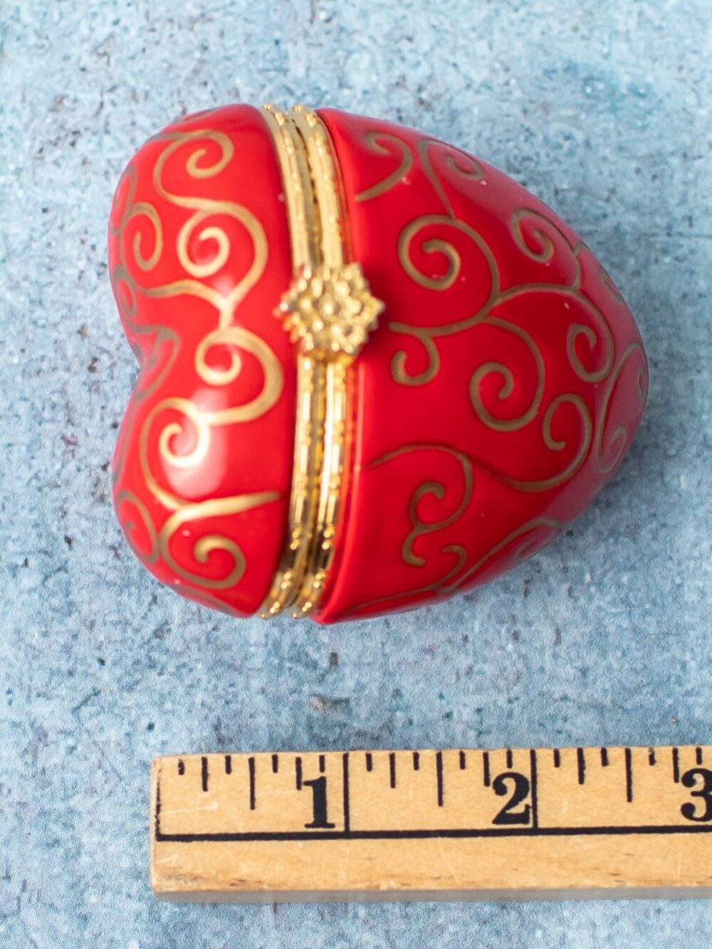 Heart Shaped Red Trinket Box Gold Scrollwork Porcelain Hinged 1999 Keepsake Box - Picture 6 of 6